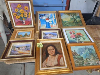 de nombreux tableaux posés sur une table