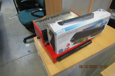une boîte posée sur un bureau