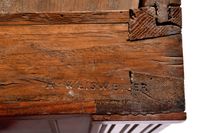 COMMODE en acajou mouluré, la façade ouvrant à quatre tiroir… (photo 2)