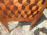 une table en bois avec un motif en damier