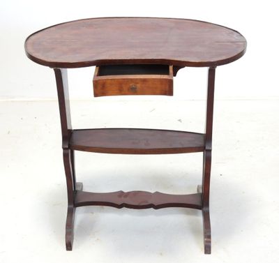 l'image d'une table en bois surmontée d'un tiroir