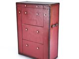 une commode rouge sur fond blanc