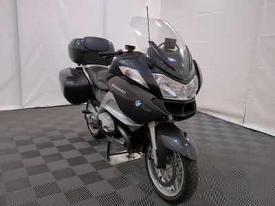 une moto qui est garée dans une pièce dont le sol est en damier