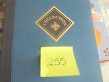 un livre bleu sur lequel est collé un autocollant jaune, posé sur une table