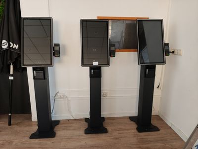 trois téléviseurs qui se trouvent dans une pièce
