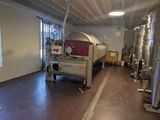une grande pièce contenant de nombreuses machines