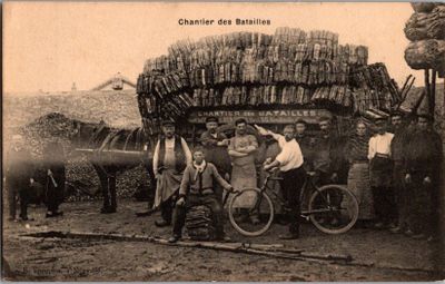 une photo en noir et blanc représentant un groupe d'hommes avec des vélos