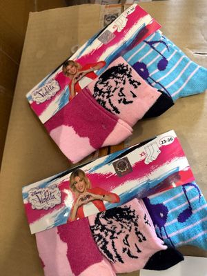 deux paires de chaussettes roses et bleues ornées de poupées Barbie