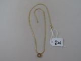 gros plan sur un collier en or portant une étiquette