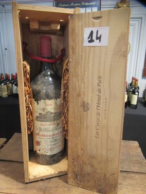 une boîte en bois avec une bouteille de vin à l'intérieur