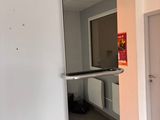 un miroir accroché au mur dans le couloir d'un immeuble