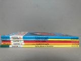 trois livres empilés sur une table