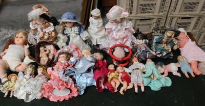 a lot of dolls that are sitting on a table