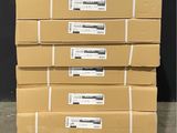 plusieurs piles de cartons empilées les unes sur les autres dans un entrepôt
