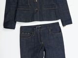 une veste et un pantalon en jean avec des doublures à imprimé léopard, suspendus à un cintre