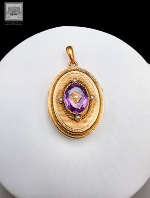 une photo d'un pendentif en or et en améthyste porté par un mannequin blanc