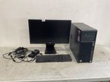 un ordinateur de bureau posé sur une table avec un clavier et une souris