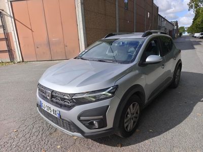 Le SUV argenté est garé sur le bord de la route.