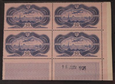 quatre timbres sur lesquels figure l'image d'un train
