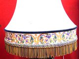une lampe posée sur une table avec un fond rouge