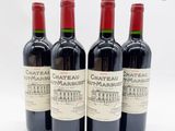 trois bouteilles de vin posées les unes à côté des autres sur une surface blanche