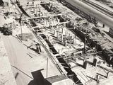 une photo en noir et blanc d'un chantier