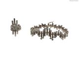 Deux bijoux en argent sont présentés sur un fond blanc