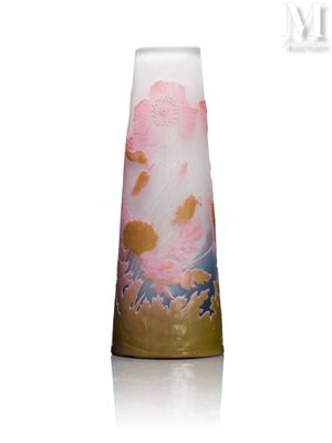 un vase orné d'un motif rose et jaune