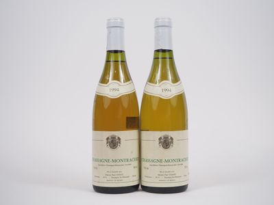 deux bouteilles de vin posées l'une à côté de l'autre sur une surface blanche