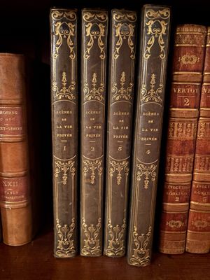 cinq livres sur une étagère d'une bibliothèque