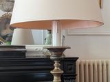 une lampe posée sur une table dans un salon