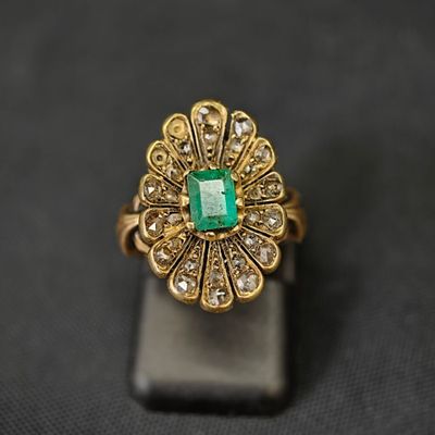 une image montrant un gros plan d'une bague sur un téléphone portable