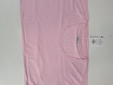 un gros plan sur une chemise rose avec une étiquette