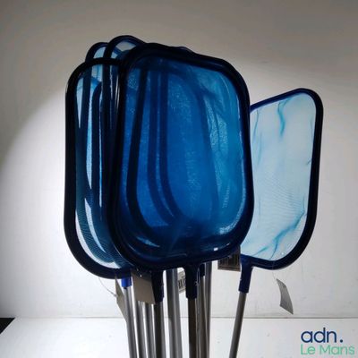 un vase bleu dans lequel se trouve un ensemble d'ustensiles