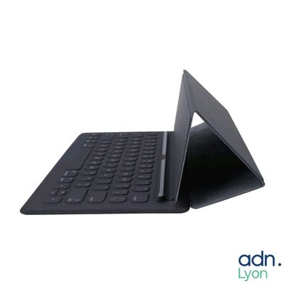 un ordinateur portable noir sur lequel est posé un clavier bleu