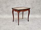 une petite table avec un plateau en marbre sur fond blanc