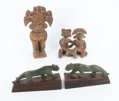 trois morceaux de bois sur lesquels sont sculptés des animaux