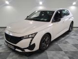 la voiture blanche est garée sur un sol en damier dans le garage