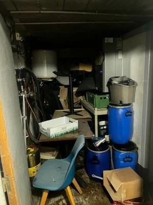 une image d'une pièce dans laquelle il y a beaucoup d'objets