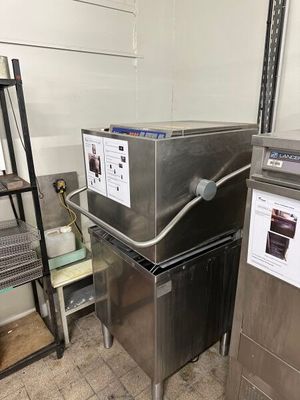 une machine qui se trouve dans une cuisine, à côté d'une étagère