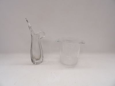 un pichet en verre et un verre posés sur une table