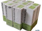 quatre cartons de limonade empilés les uns sur les autres sur une surface blanche