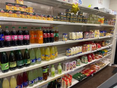 de nombreux types de boissons différents dans les rayons du magasin