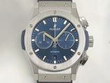 la montre est dotée d'un cadran bleu