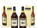 deux bouteilles de brandy Martella et une boîte de vin