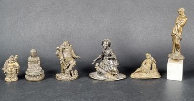 six figurines en argent représentant des personnages et une statue représentant une femme