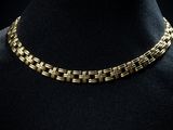 un collier à chaîne en or sur un mannequin mannequin mannequin mannequin mannequin mannequin mannequin mannequin mannequin mannequin