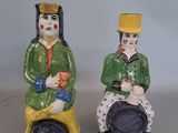 deux figurines représentant un homme et une femme assis sur des tabourets