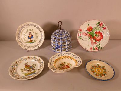 Réunion d'objets en faïence dont : plats, assiettes, plat à … - Photo 1