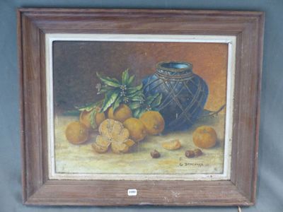 un tableau représentant un vase bleu avec des oranges posés sur une table